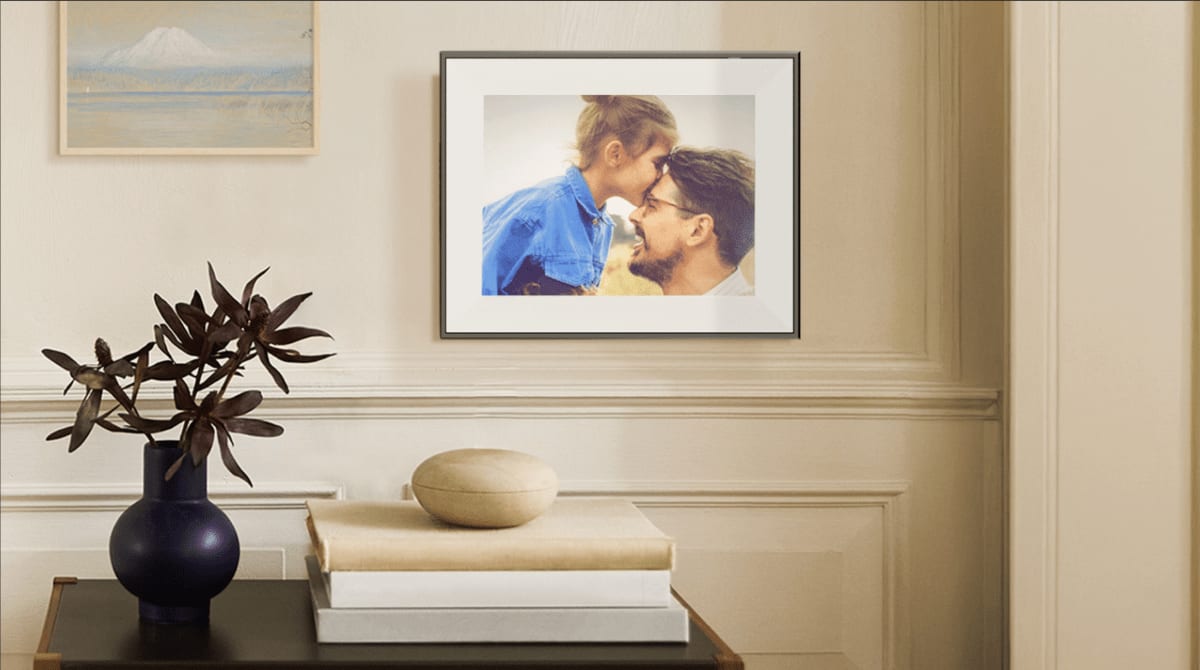 Aura's E-Ink Photo Frame Tricks Everyone Into Thinking It's Real Art