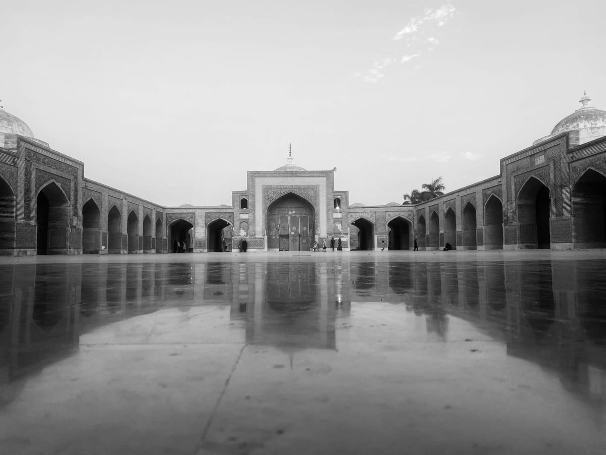 Black and white view of Shah Jahan Mosque courtyard in Thatta, capturing historic architecture.