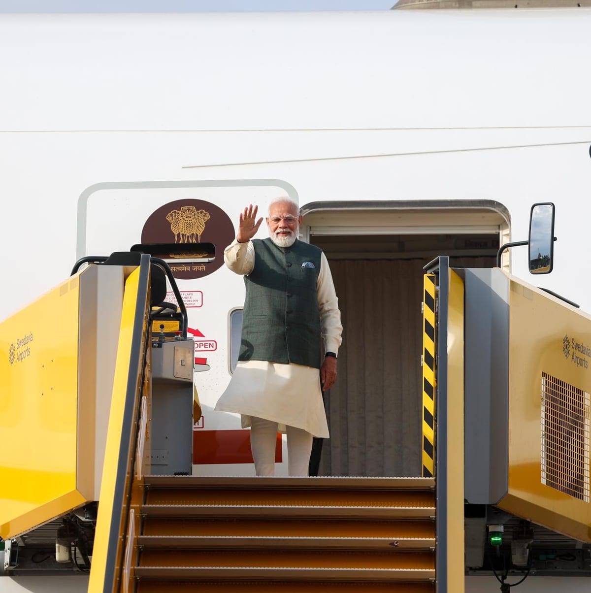A visit advancing innovation, sustainability and strategic cooperation.
PM @narendramodi departed from Gothenburg for Oslo after a productive visit marked by the elevation of India-Sweden ties to a