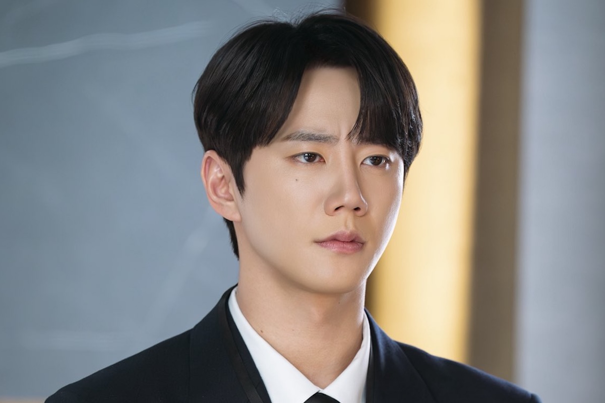Lee Jun Young Transforms Into Rookie Employee In JTBC's 'Reborn Rookie'