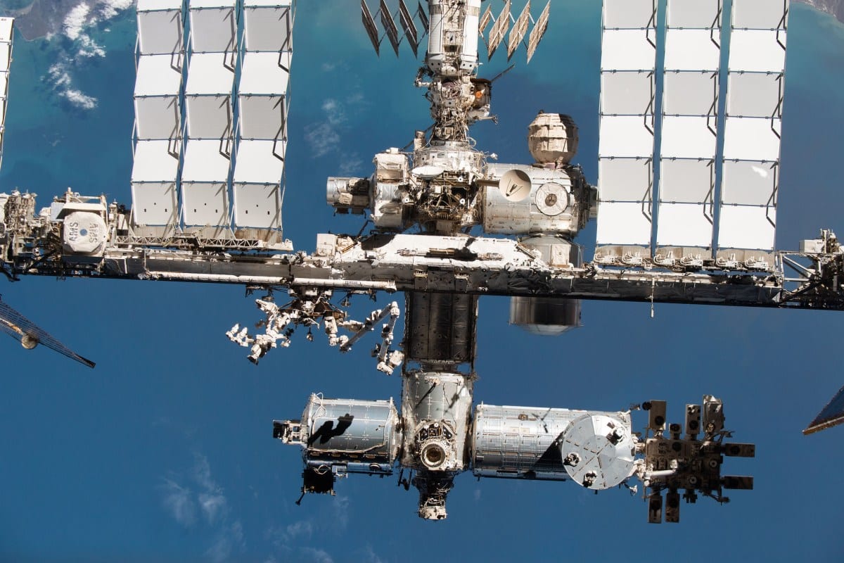 NASA Astronauts Forced to Shelter in SpaceX Dragon as ISS Sprouts Leaks