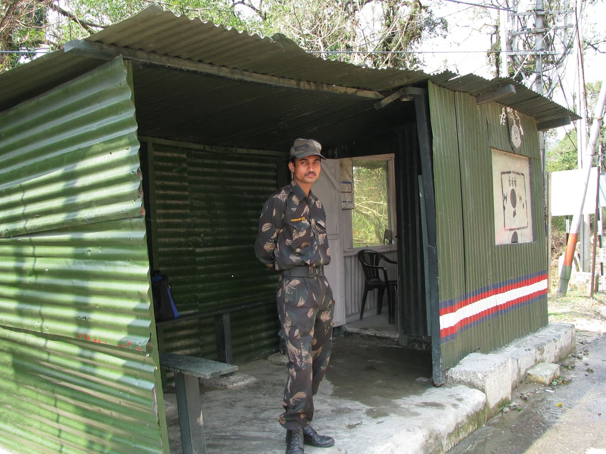 Indian Army soldier on border patrol — Wikimedia Commons