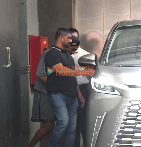 Ranbir Kapoor spotted outside clinic in Bandra, fans speculate