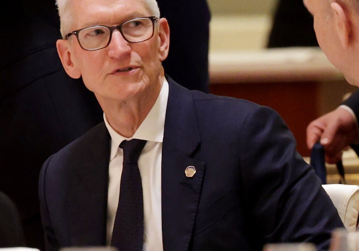 Trump, Tim Cook, Jensen Huang Forced to Ditch China Gifts Before Takeoff